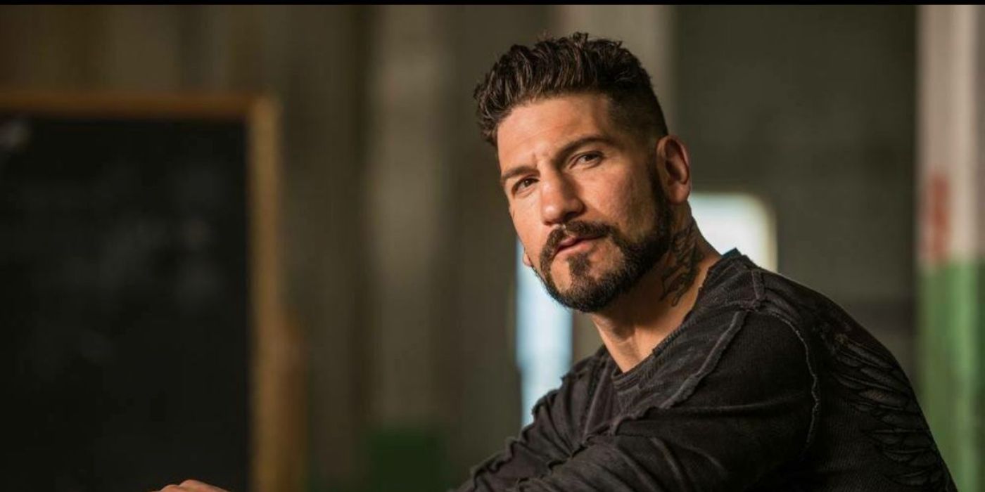 Jon Bernthal as Griff in Baby Driver looking at someone off-screen suspiciously.