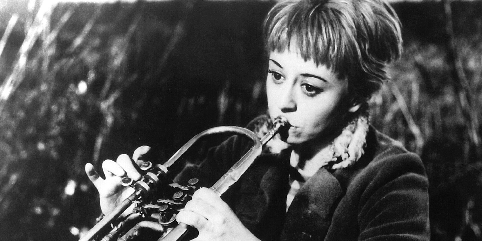 Giulietta Masina playing the trumpet in &lsquo;La Strada&rsquo;