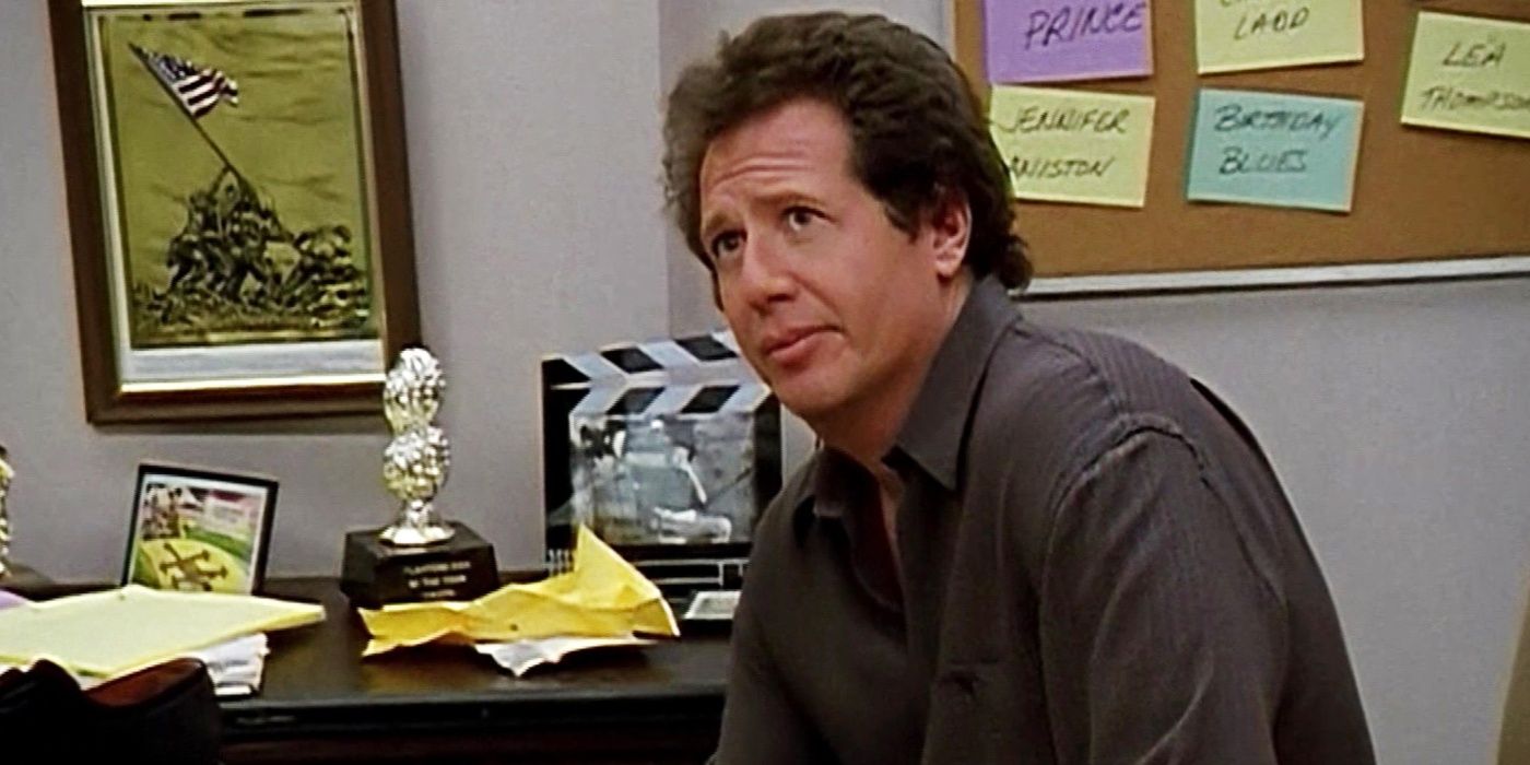 Garry Shandling como Larry Sanders em seu escritório durante 'The Larry Sanders Show'.