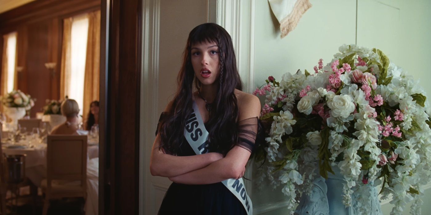 Olivia Rodrigo singing in the music video for &ldquo;obsessed&rdquo;