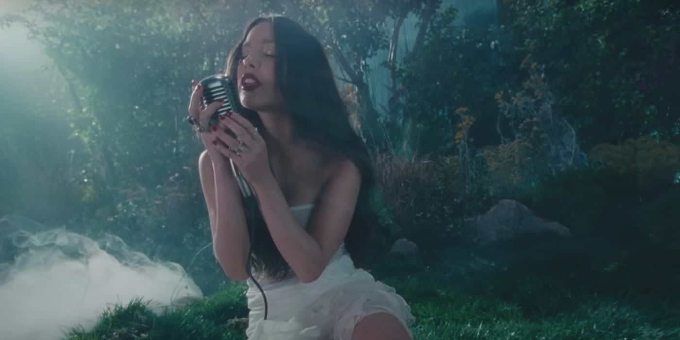 Olivia Rodrigo singing in the music video for &ldquo;vampire&rdquo;