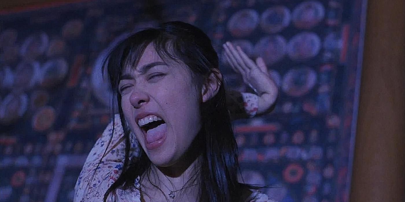 Kazue Fukiishi as Natsumi being consorted by an un unseen force in One-Missed-Call