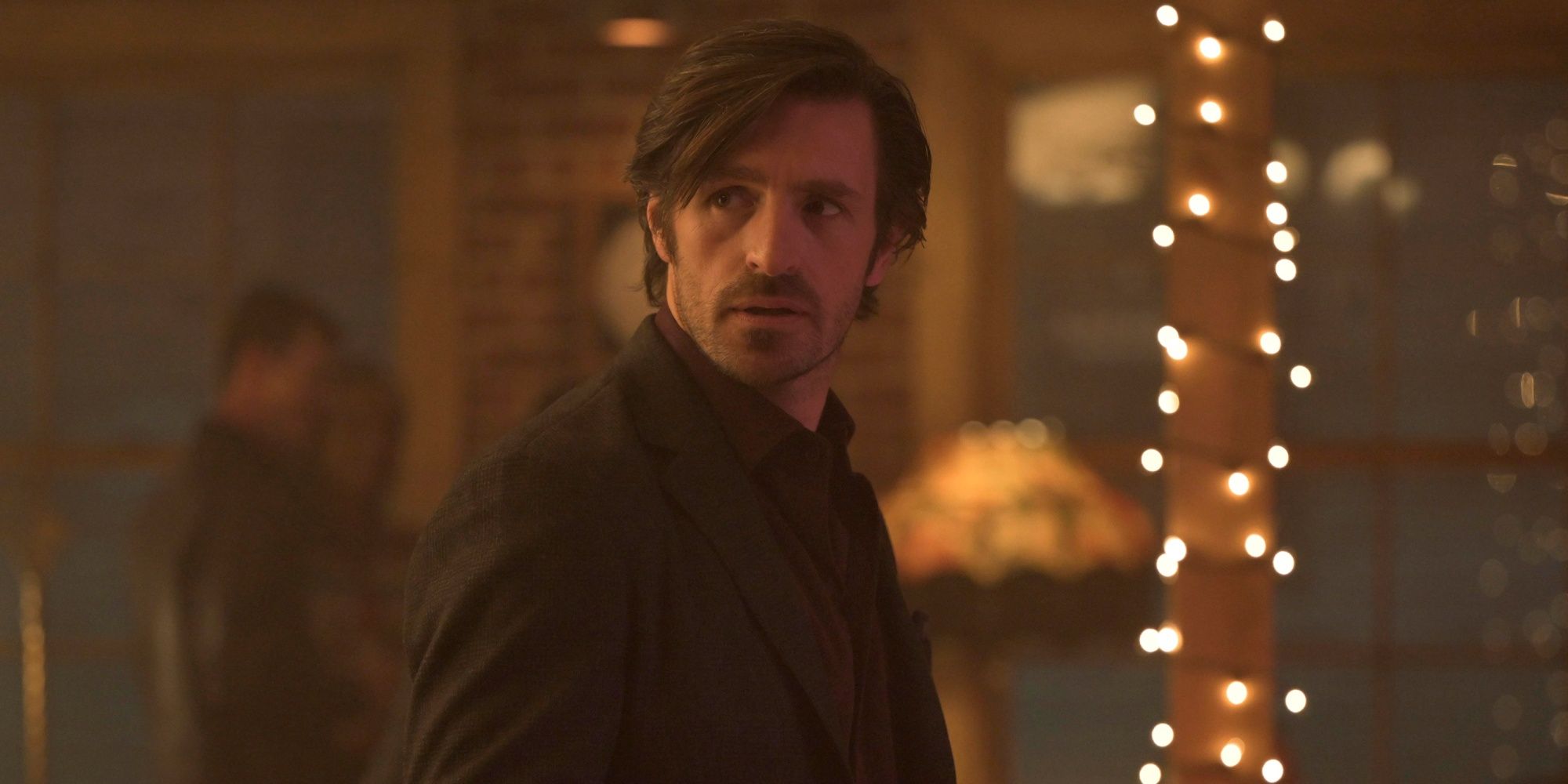 Eoin Macken as Davis Collins looking over his right shoulder in Ransom Canyon