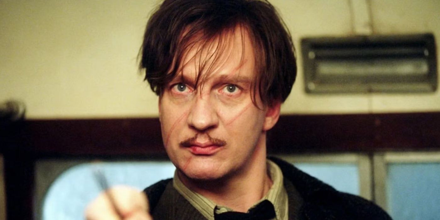 Remus Lupin (David Thewlis) pointing a wand and looking serious in Harry Potter and the Prisoner of Azkaban