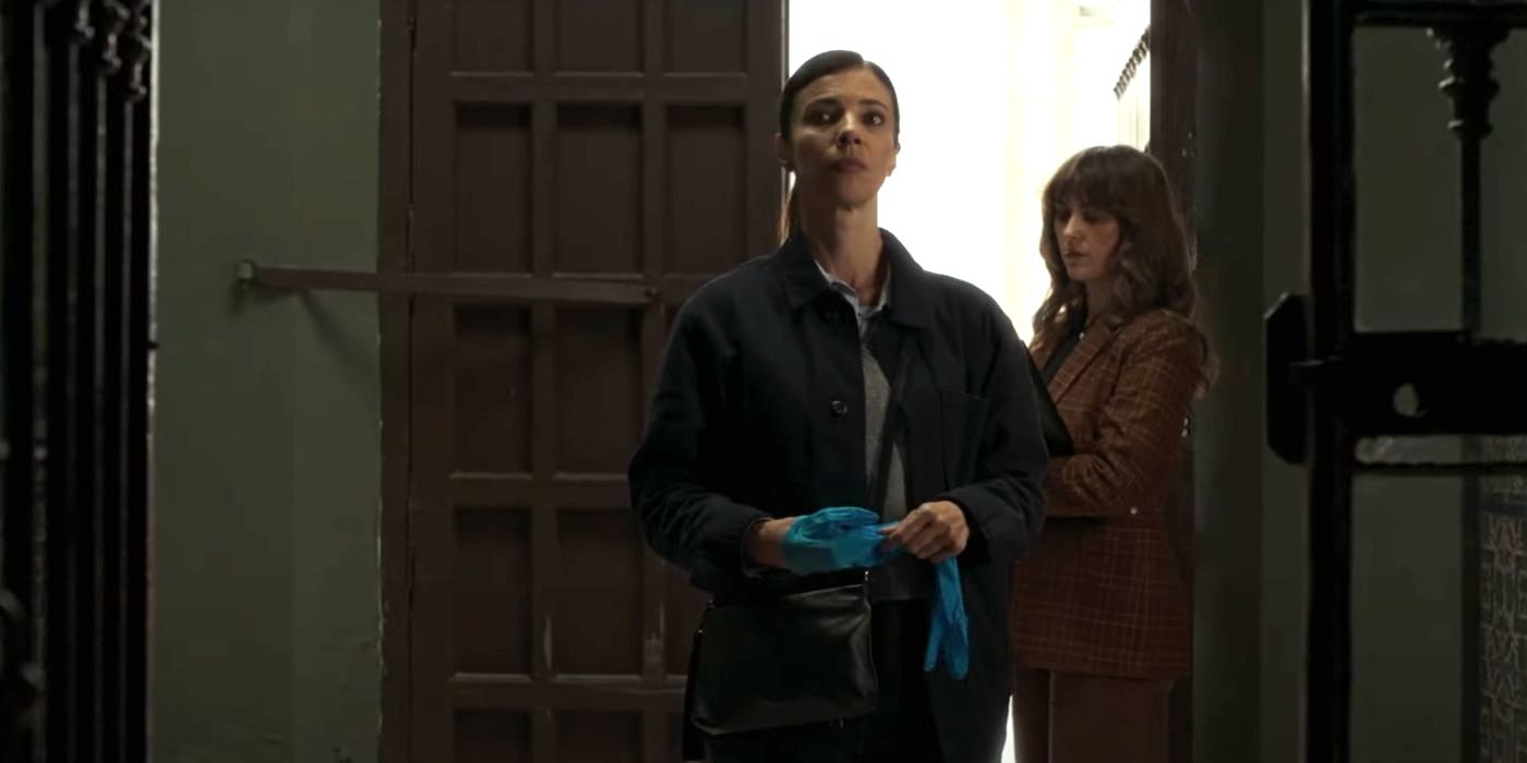 Lucía Gutiérrez (Maribel Verdú), a sergeant in the Civil Guard, puts on gloves as she enters a house in the Max crime series When No One Sees Us.