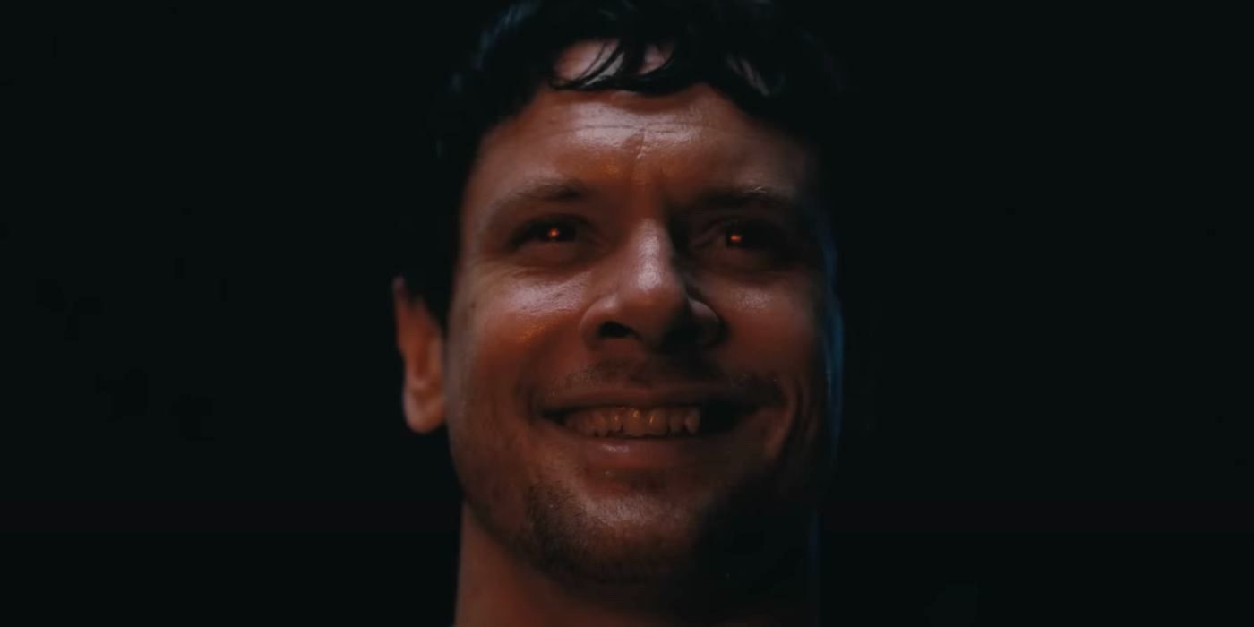 The master vampire Remmick (Jack O&rsquo;Connell) grins in Sinners.