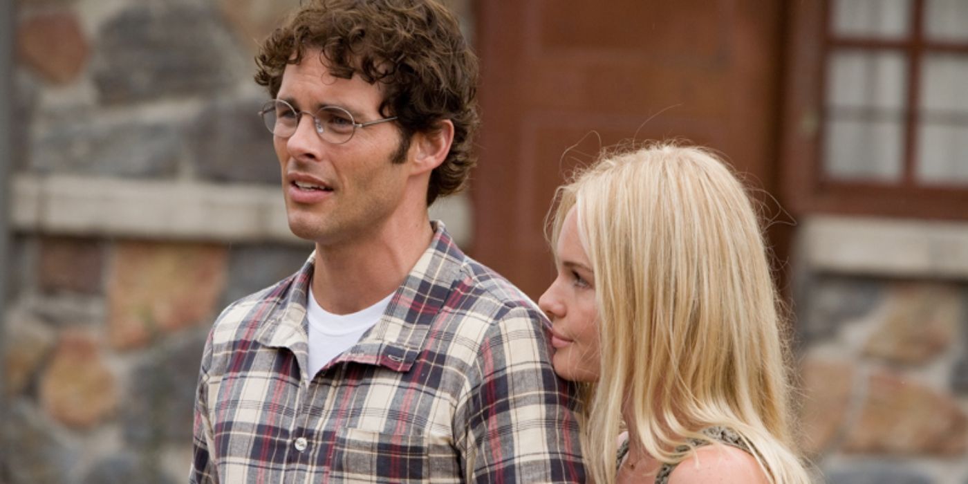 James Marsden and Kate Bosworth stand outside and look in the same direction at something in Straw Dogs. 