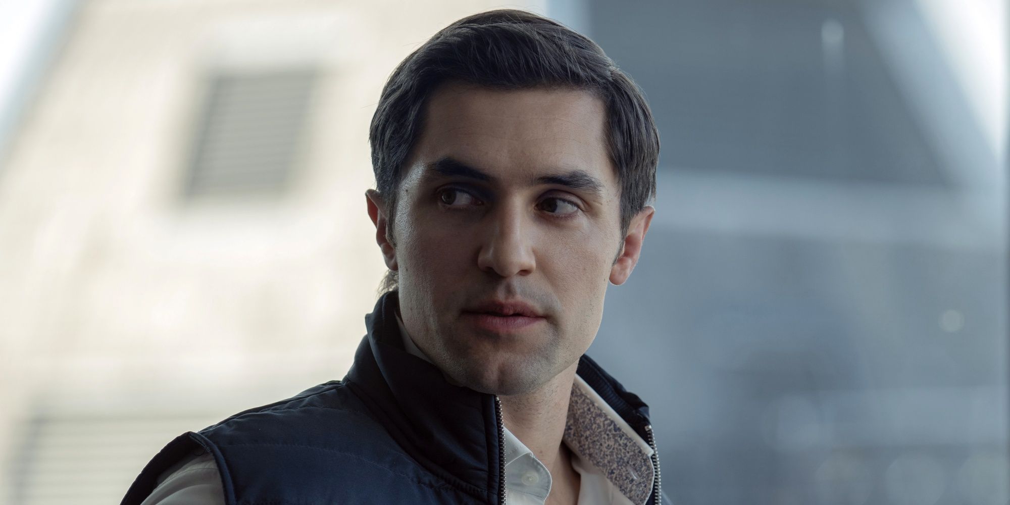 Phil Dunster as Quinn with his eyes looking off to the right in Surface Season 2