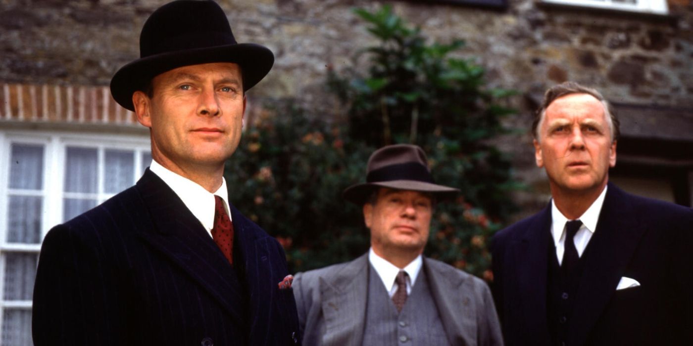 Patrick Malahide as Inspector Alleyn stands outside with two other men in The Inspector Alleyn Mysteries.