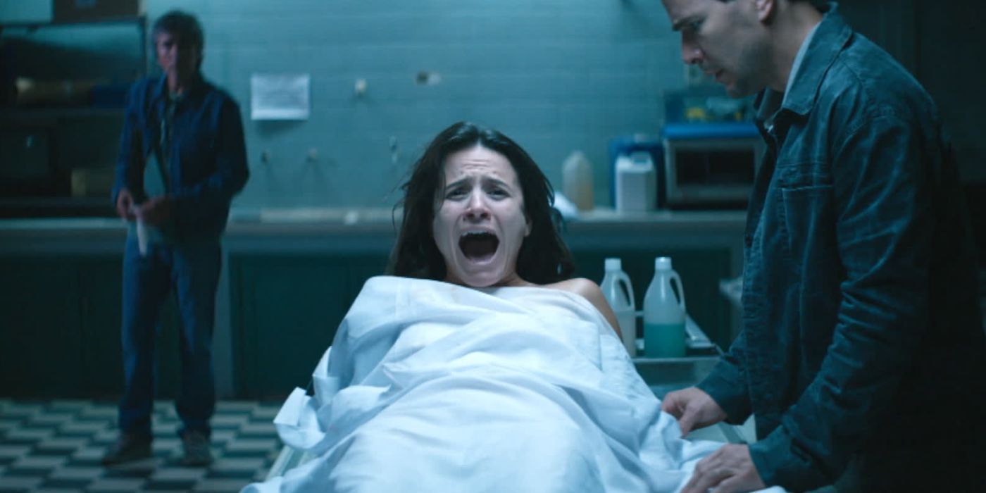 Daniel de Oliveira as Stenio and a woman screaming in the morgue in The Nightshifter.