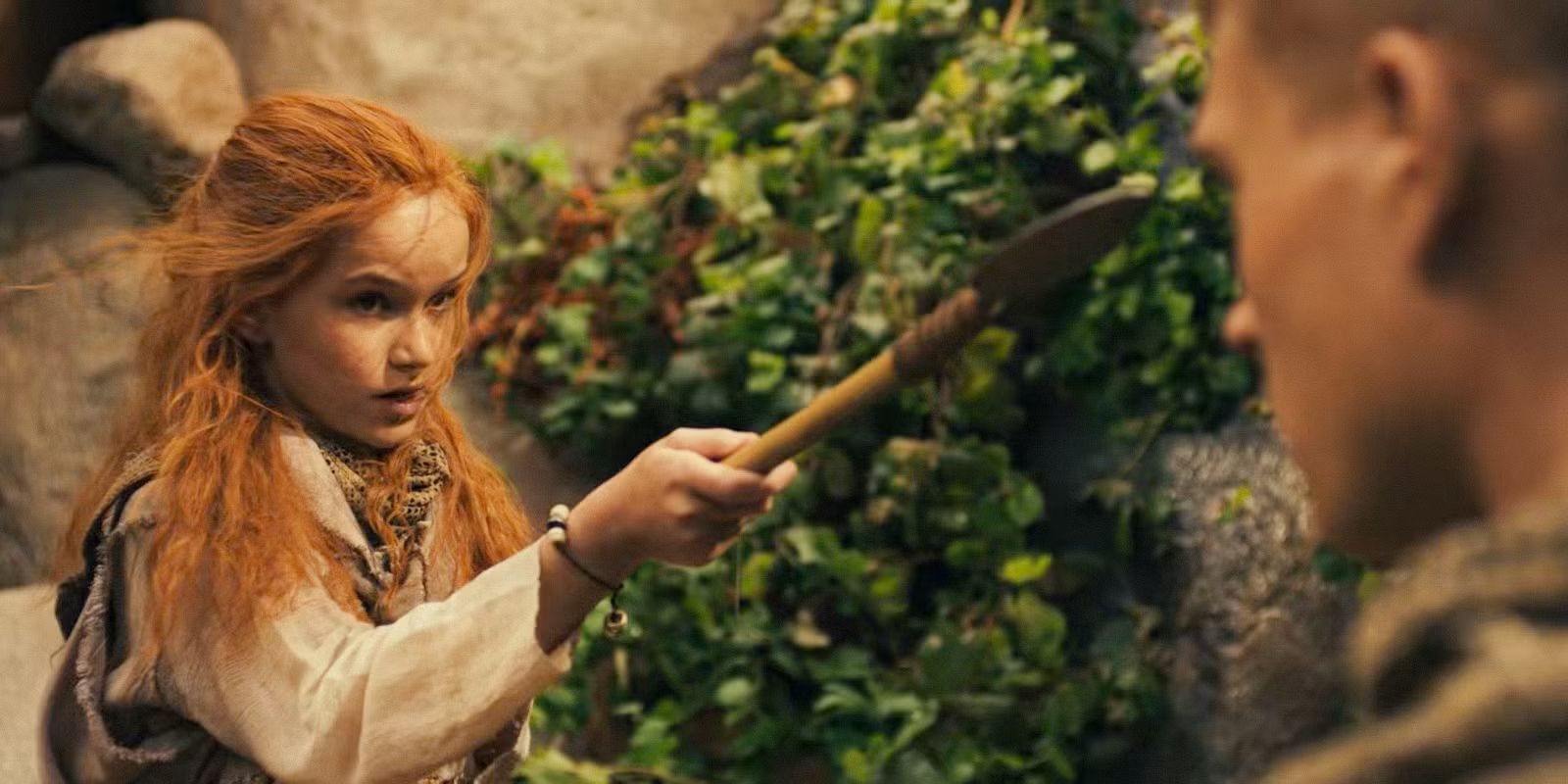 Alsera (Julie Van Leeuwen) pointing a spear at Rand (Josha Stradowski) in The Wheel of Time
