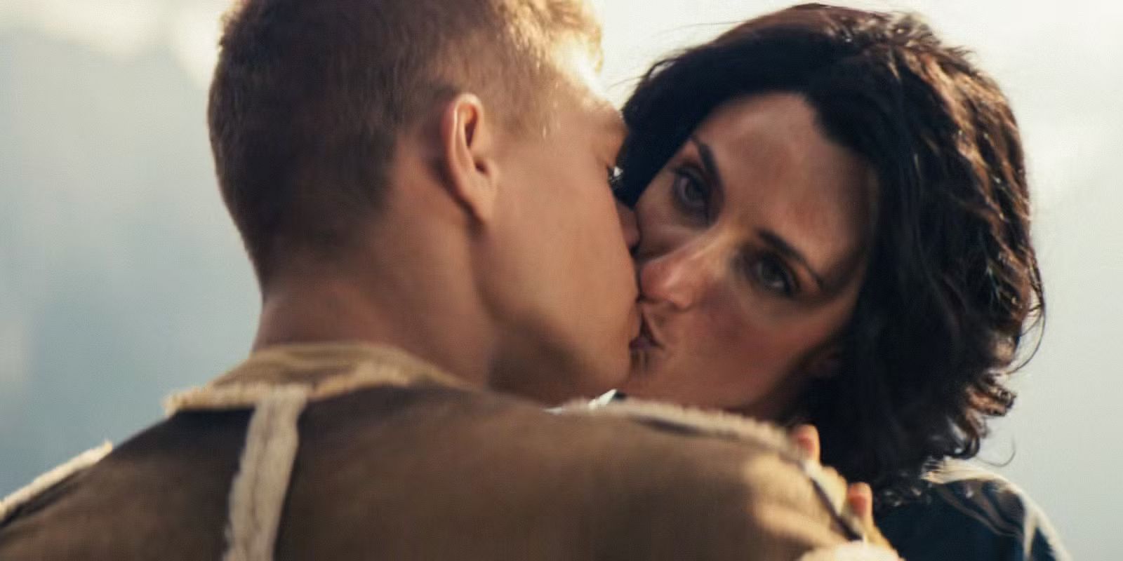 Rand (Josha Stradowski) and Lanfear (Natasha O&rsquo;Keeffe) kissing in &lsquo;The Wheel of Time&rsquo; Season 3.