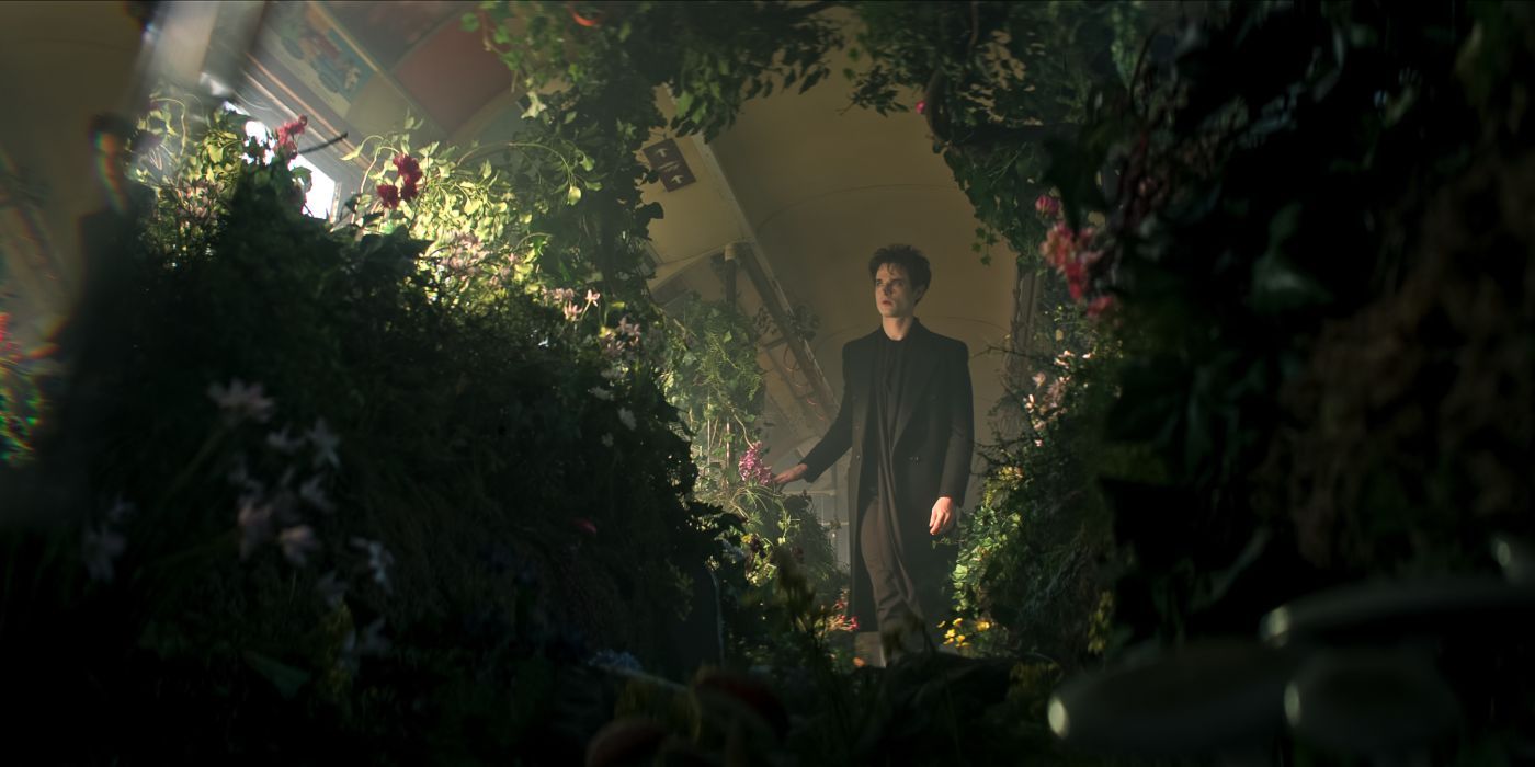 Tom Sturridge'in Sandman yemyeşil bir bahçeden geçiyor