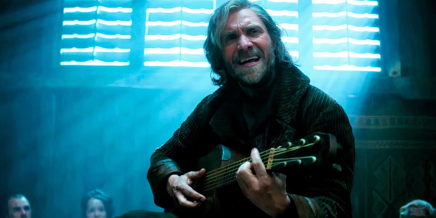 Thom Merrilin (Alexandre Willaume) performing in The Wheel of Time Season 1.