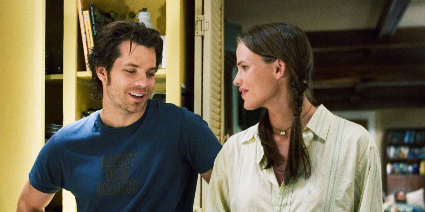 Timothy Olyphant as Fritz and Jennifer Garner as Gray talking to each other and smiling in Catch and Release