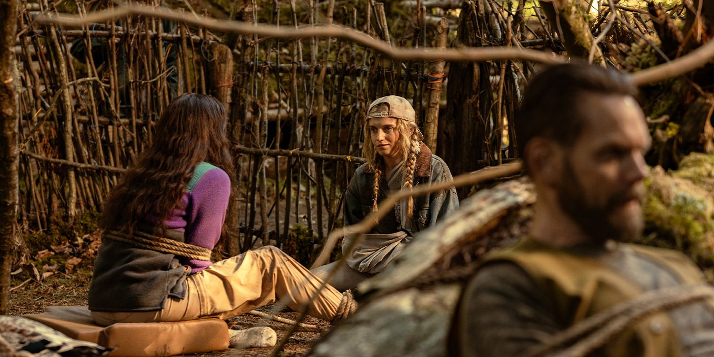 Ashley Sutton and Jenna Burgess in Yellowjackets Season 3