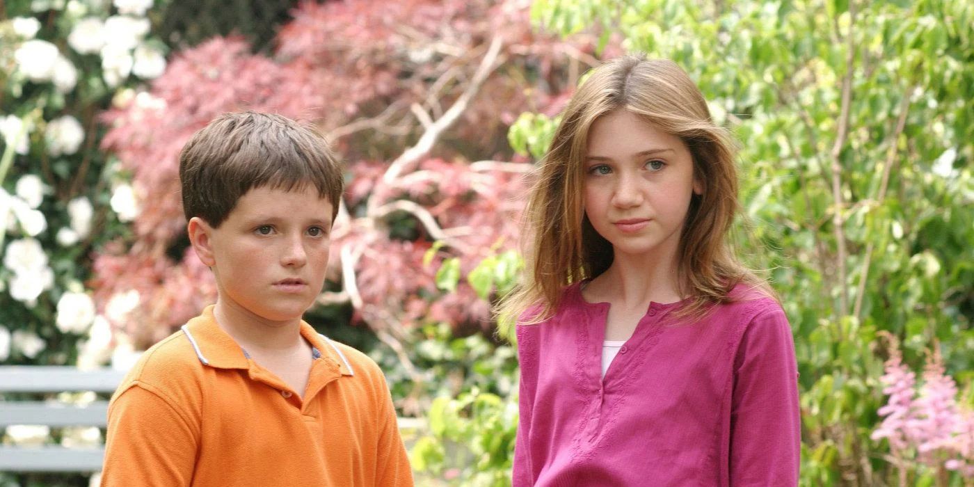 Young Josh Hutcherson as Gabe and young Charlie Ray as Rosemary stand next to each other in Little Manhattan