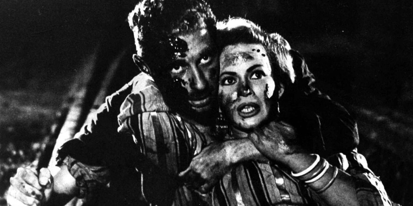 Youssef Chahine and Hend Rostom with dirty faces embracing in &lsquo;Cairo Station&rsquo;