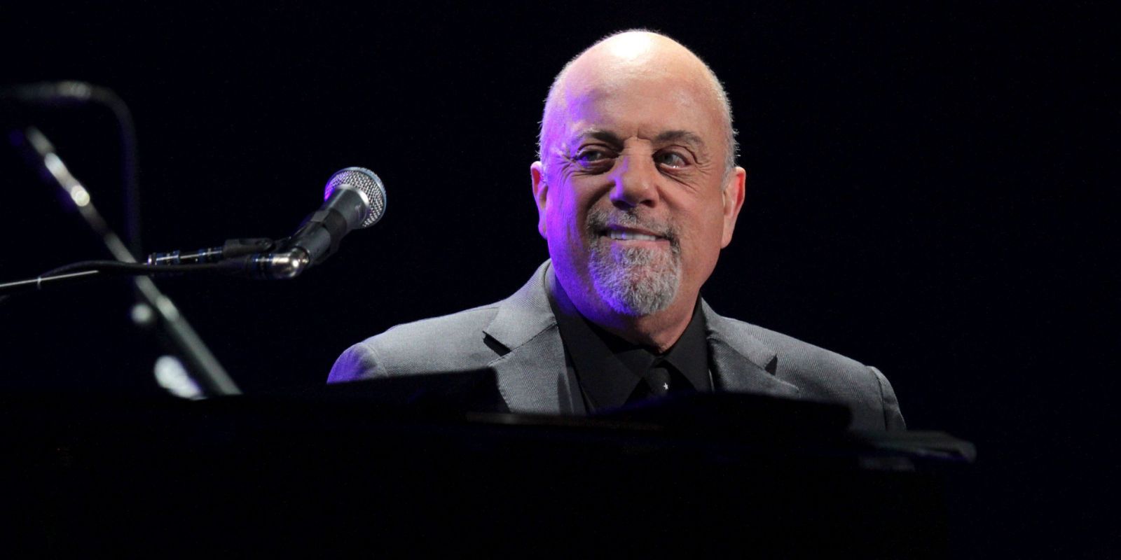 Billy-Joel-Performs-At-Madison-quadrado-jardim