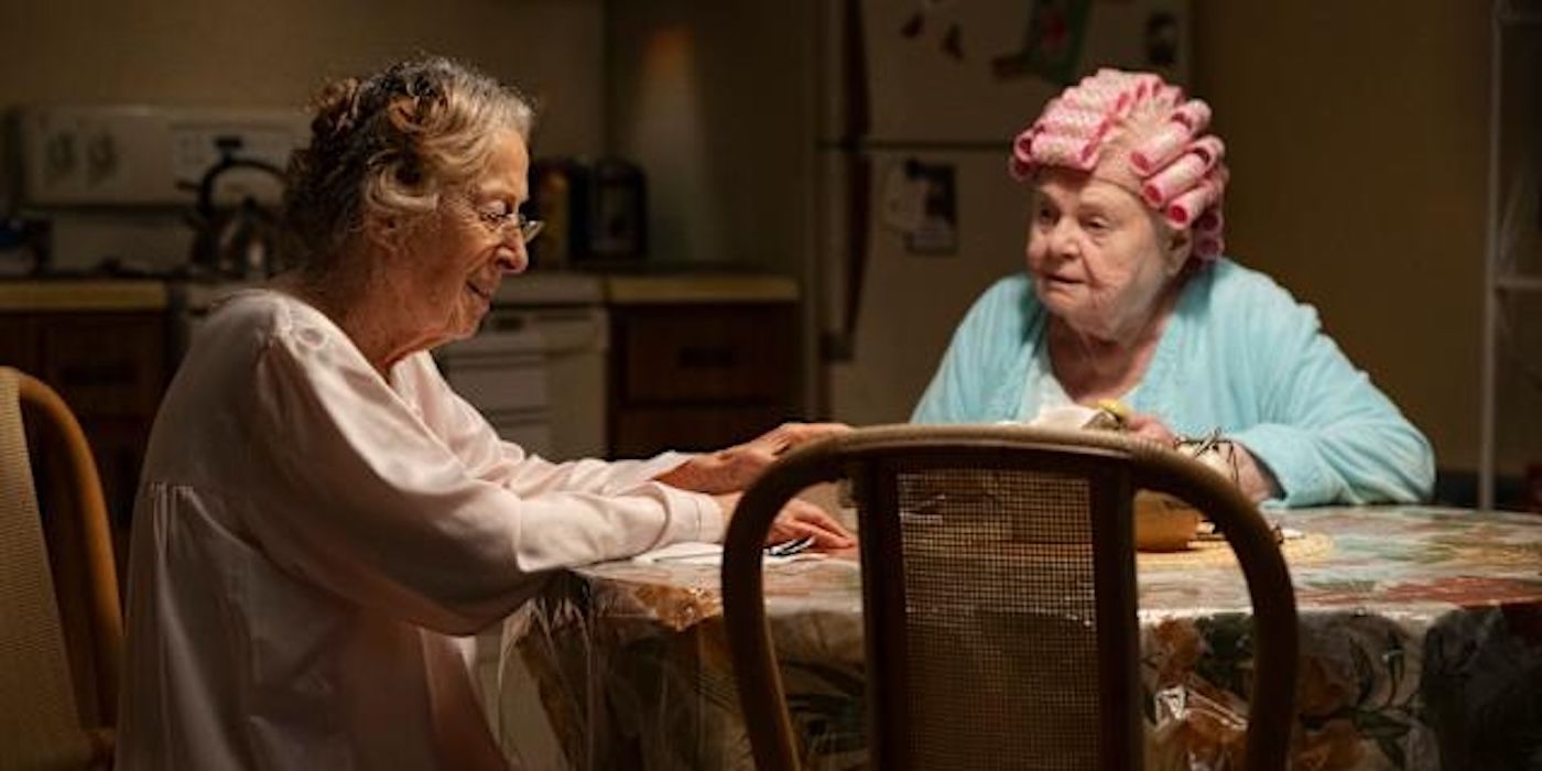 Rita Zohar como Bessie e June Squibb como Eleanor Morgenstein em Eleanor, o Grande