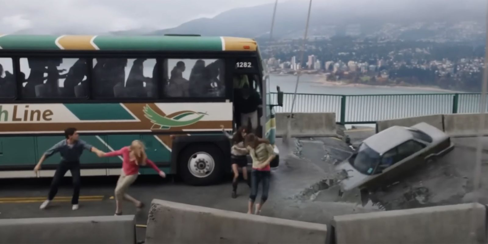 Um grupo de passageiros de ônibus foge como a ponte que estão viajando em colapsos no destino final 5 (2011)