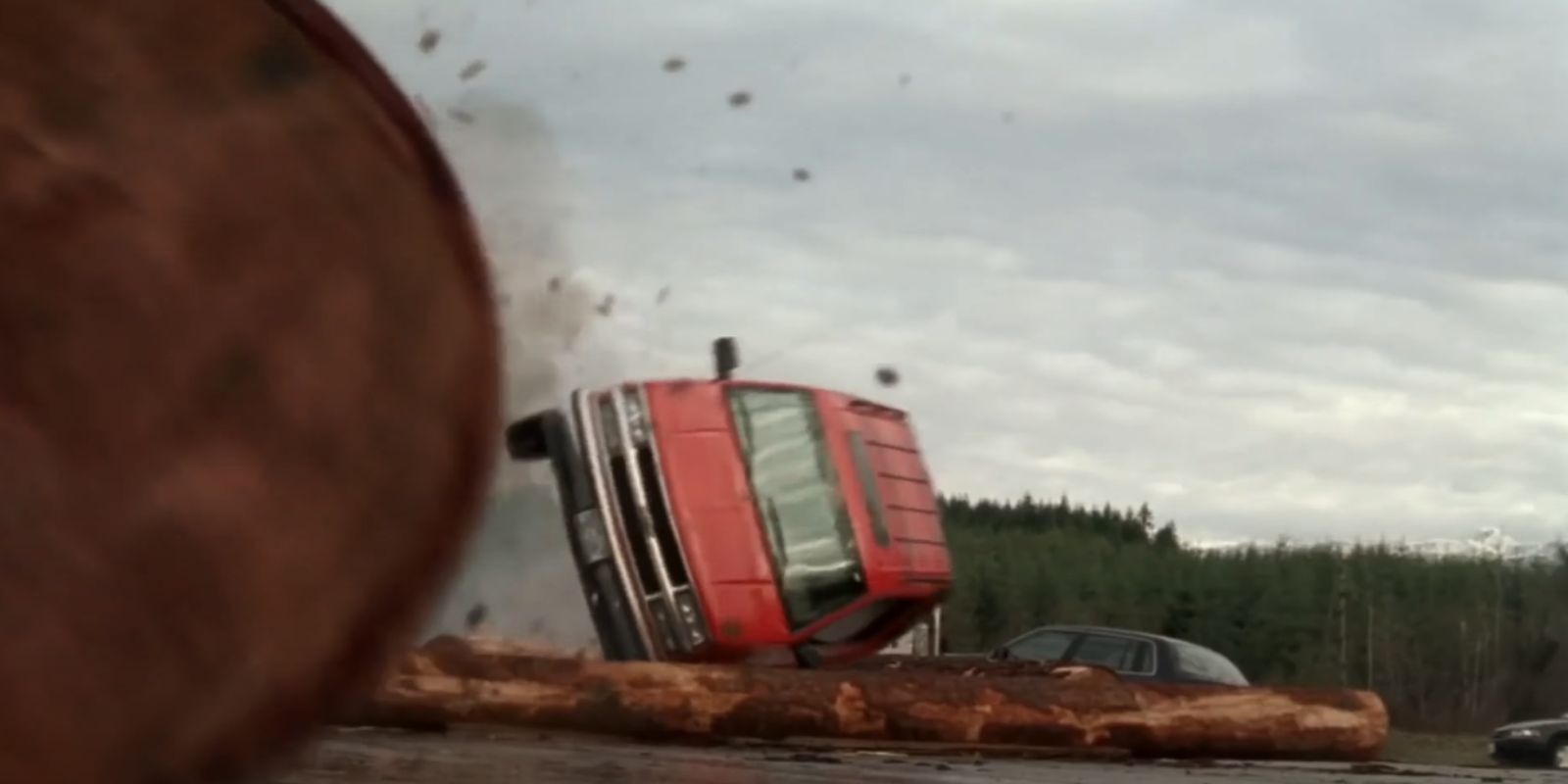 Um carro vermelho atinge um tronco e vira na rodovia no destino final 2 (2003)