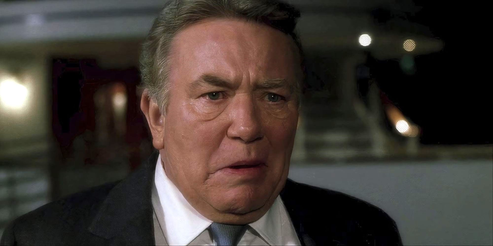 Albert Finney in a suit and tie looking concerned at someone off-camera in Big Fish.