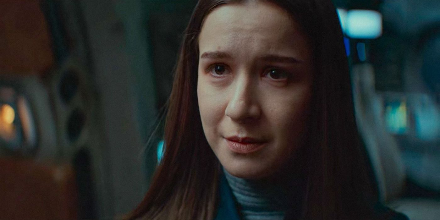 Kleya (Elizabeth Dulau) sorrindo para um Luthen fora da tela em Andor