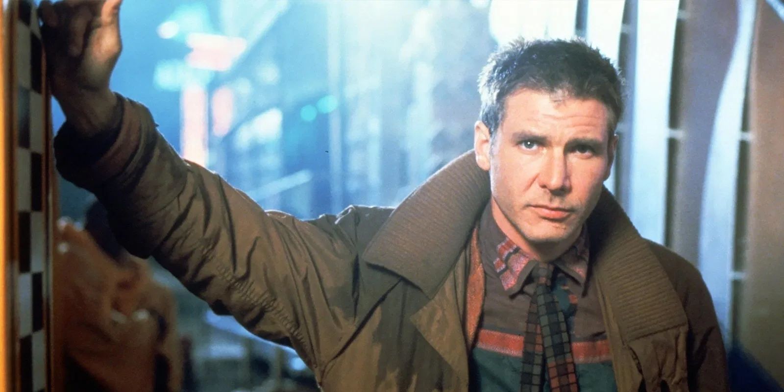 Harrison Ford mirando a la cámara en Blade Runner