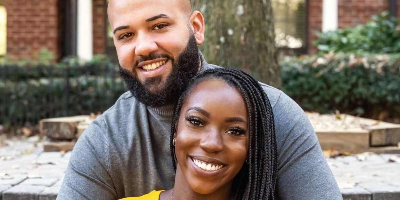 Briana Myles e Vincent Morales de casados ​​à primeira vista abraçam e sorriem enquanto olham para a câmera. 