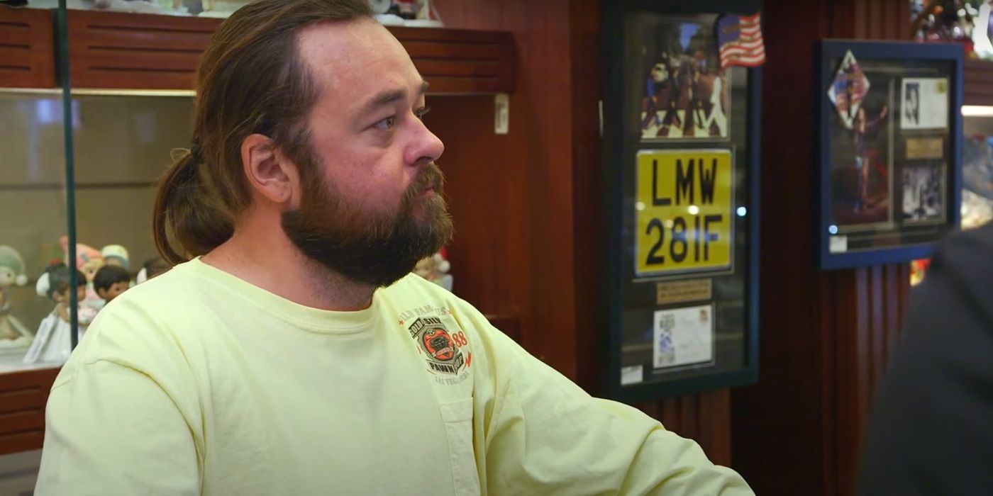 Chumlee dealing with a seller on Pawn Stars season 18.