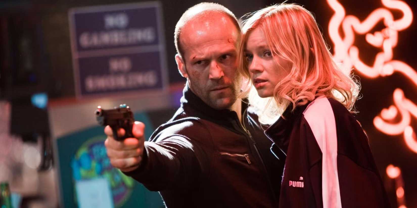 Jason Statham stands next to Amy Smart and points a weapon in Crank: High Voltage. 