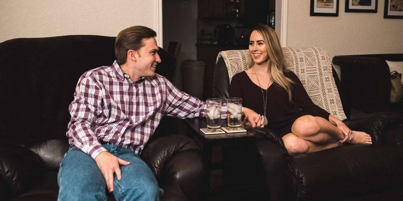 Bobby Dodd e Danielle Bergman, de casados ​​na First Sight, sorriem um para o outro e de mãos dadas.