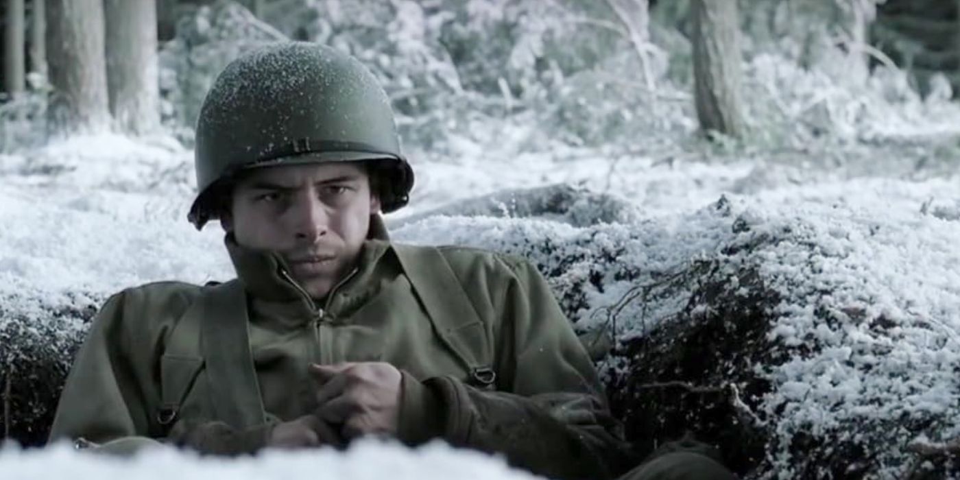 Eugene Roe (Shane Taylor) parecendo assombrado em seu buraco durante o episódio 6 do 'Band of Brothers'.