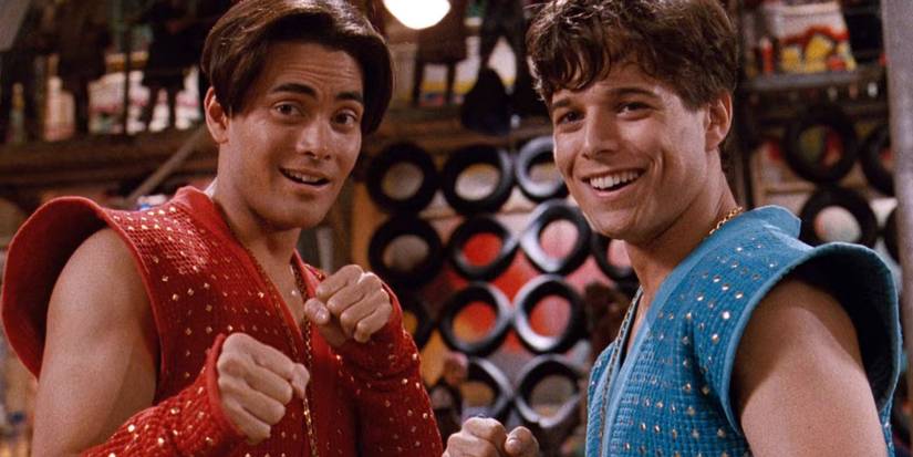 Marks Dakascoss un Skots Volfs kā Džimijs un Bilijs Lī kopā smējās Double Dragon.