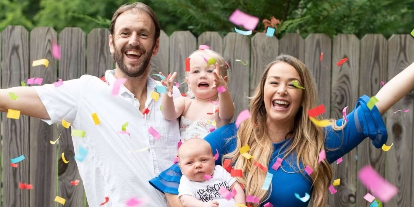 Doug Hehner e Jamie Otis, de casados ​​na First Sight, sorriem com seus filhos e jogam confete.