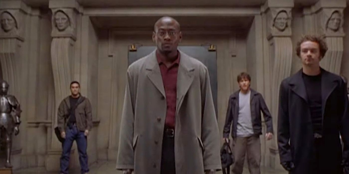 Five men led by Omar Epps and Danny Masterson are together in a hall with marble pillars in Dracula 2000.