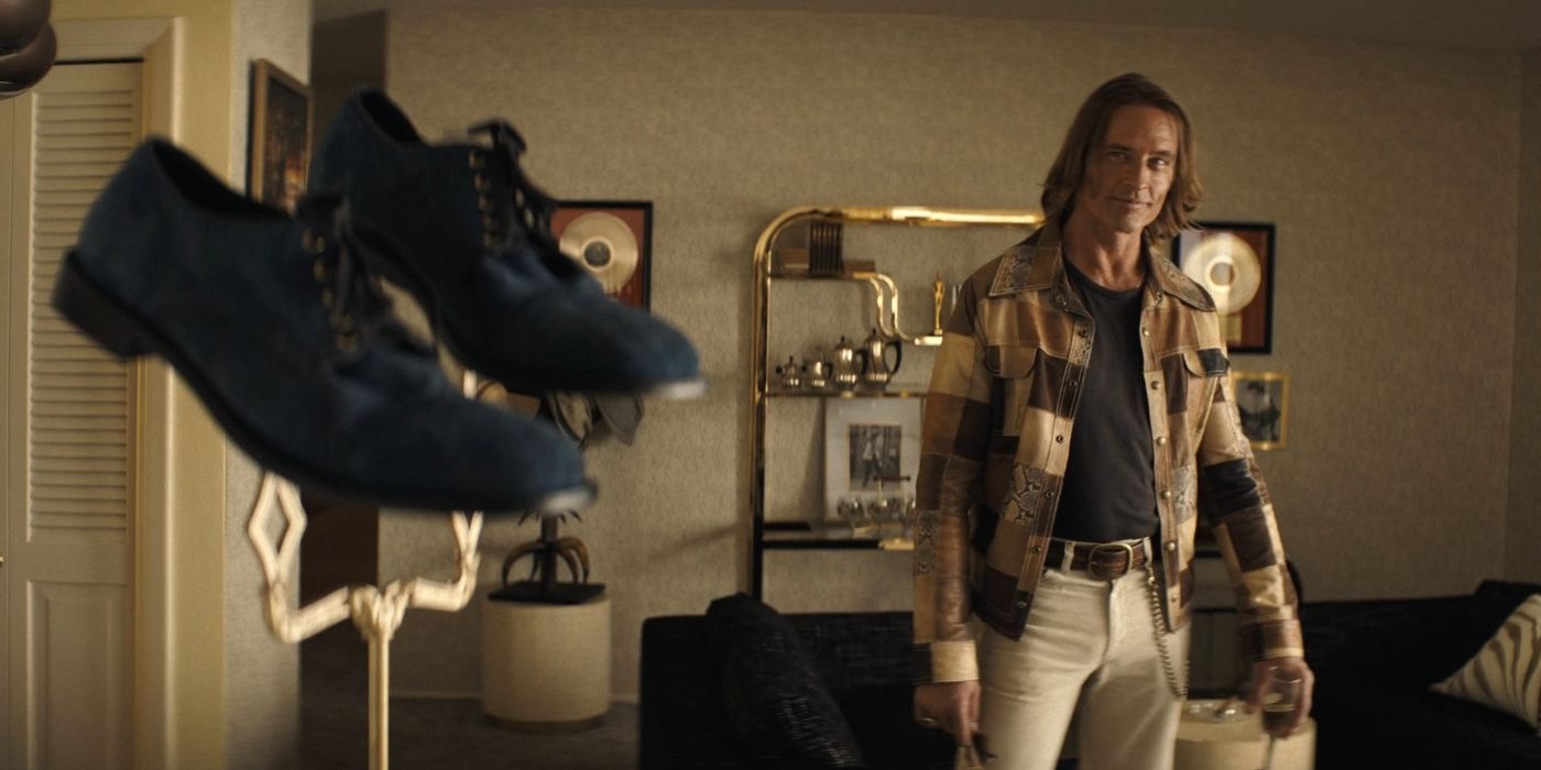 Jim Ellis (Josh Holloway) olha para um par de sapatos de camurça azul em Duster