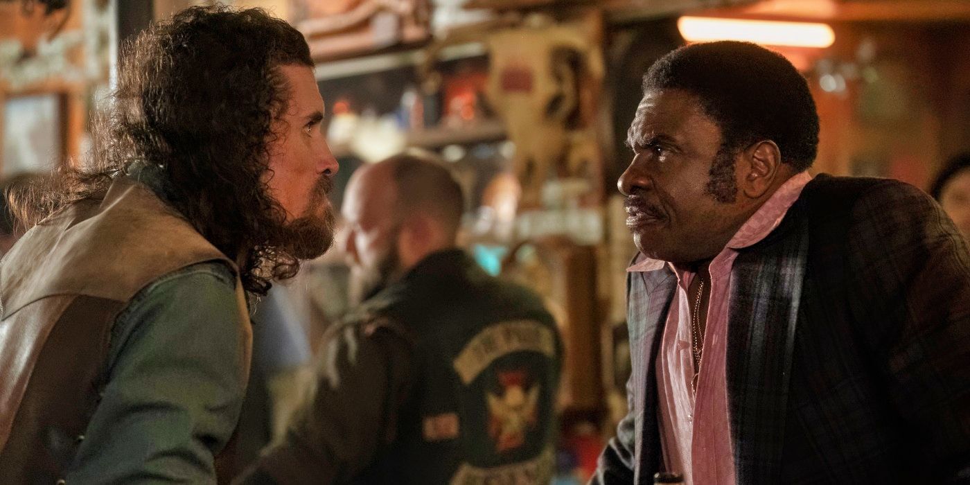 Keith David enfrentando alguém em um bar no episódio 3 de Duster