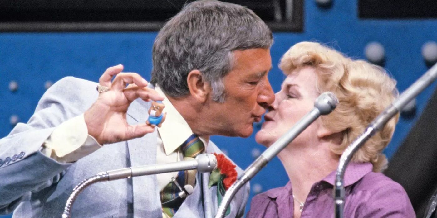 Richard Dawson beijando uma concorrente da Family Feud