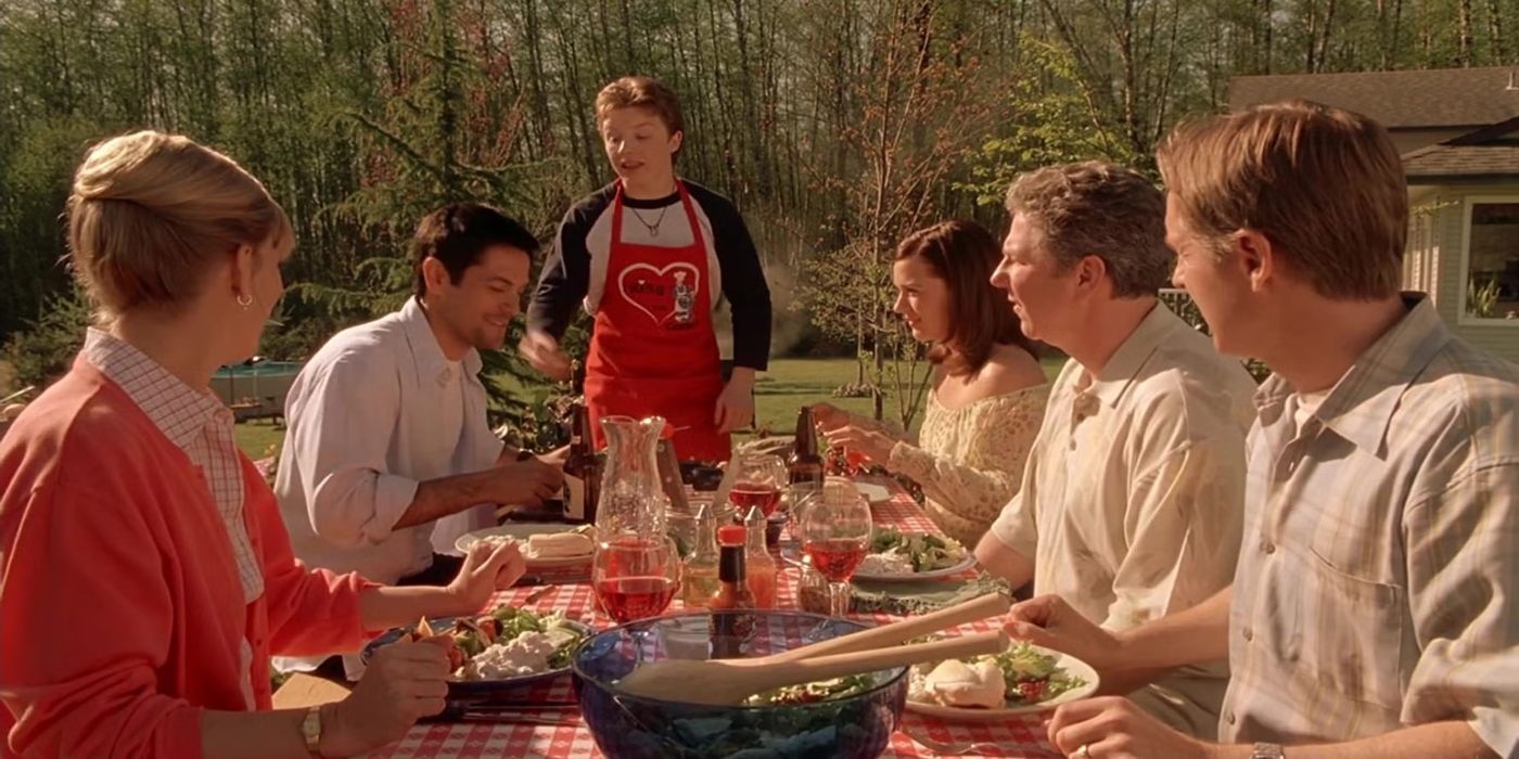 A group of people having a meal in 'Final Destination 2' (2003)