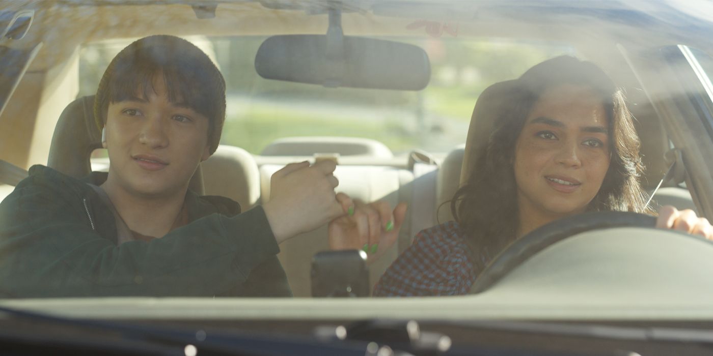 Kaitlyn Santa Juana e Teo Briones seguram os dedos mindinhos, andando em um carro em linhagens de destino final.