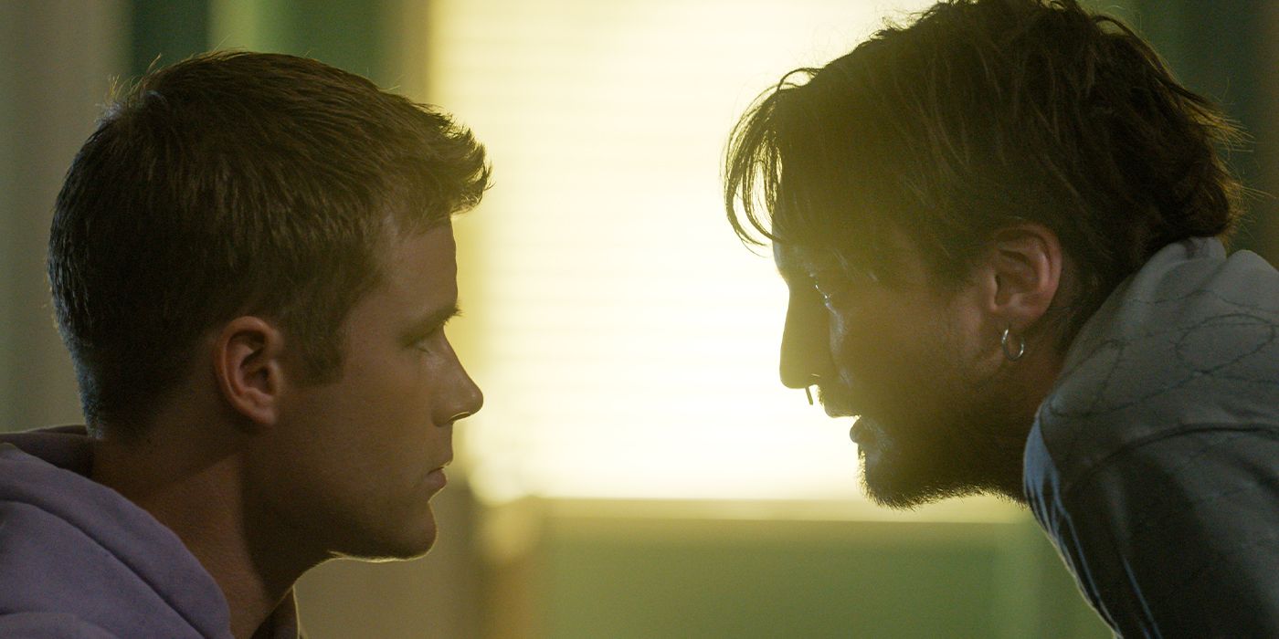 Uma foto de perfil de Owen Patrick Joyner e Richard Harmon olhando atentamente um para o outro no destino final Bloodlines