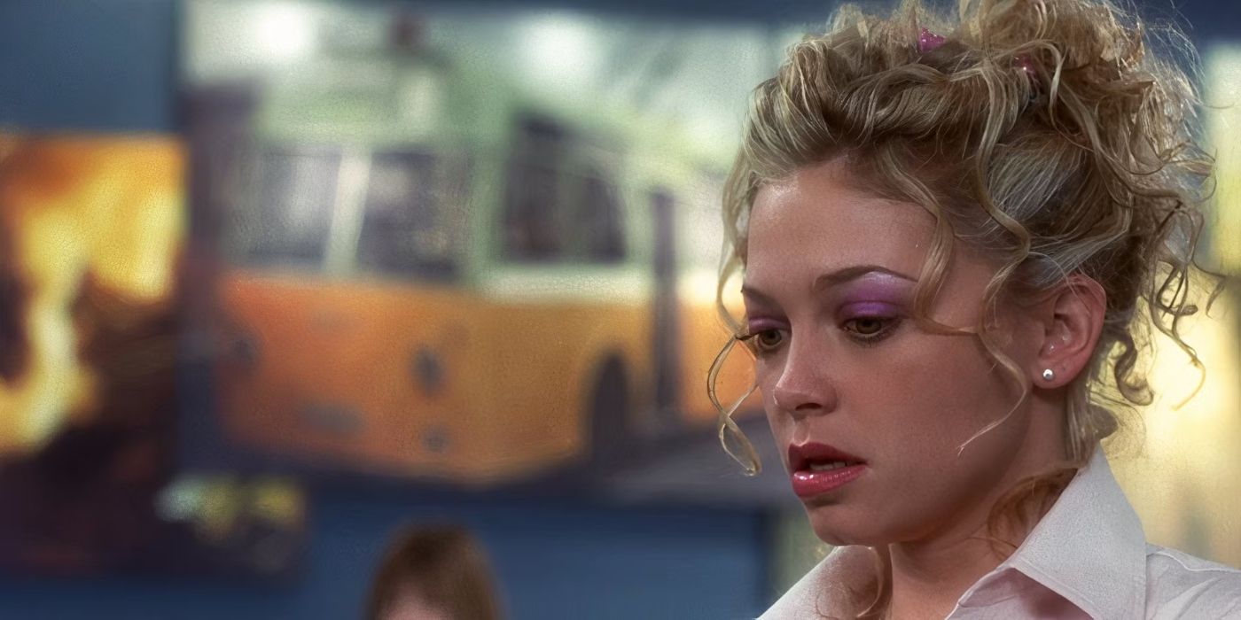 Terry (Amanda Detmer) has her death foreshadowed in the background in 'Final Destination' (2000)
