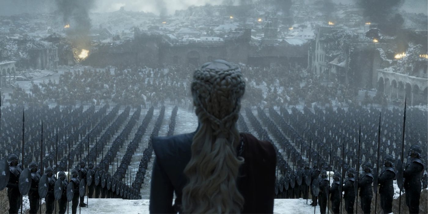 Emilia Clarke, enquanto Daenerys Targaryen olha para uma multidão de soldados no final de 'Game of Thrones'.