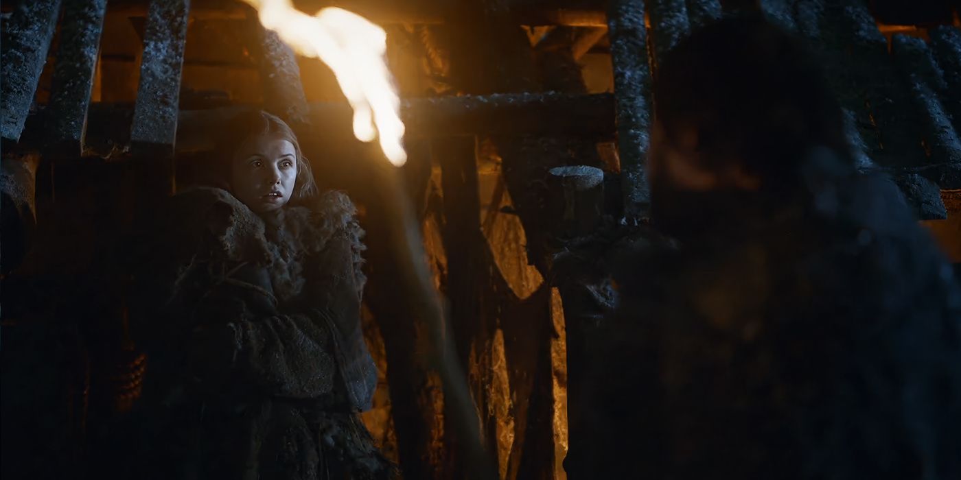 Gilly (Hannah Murray) aperta seu bebê quando Sam (John Bradley) olha para ela em Game of Thrones.
