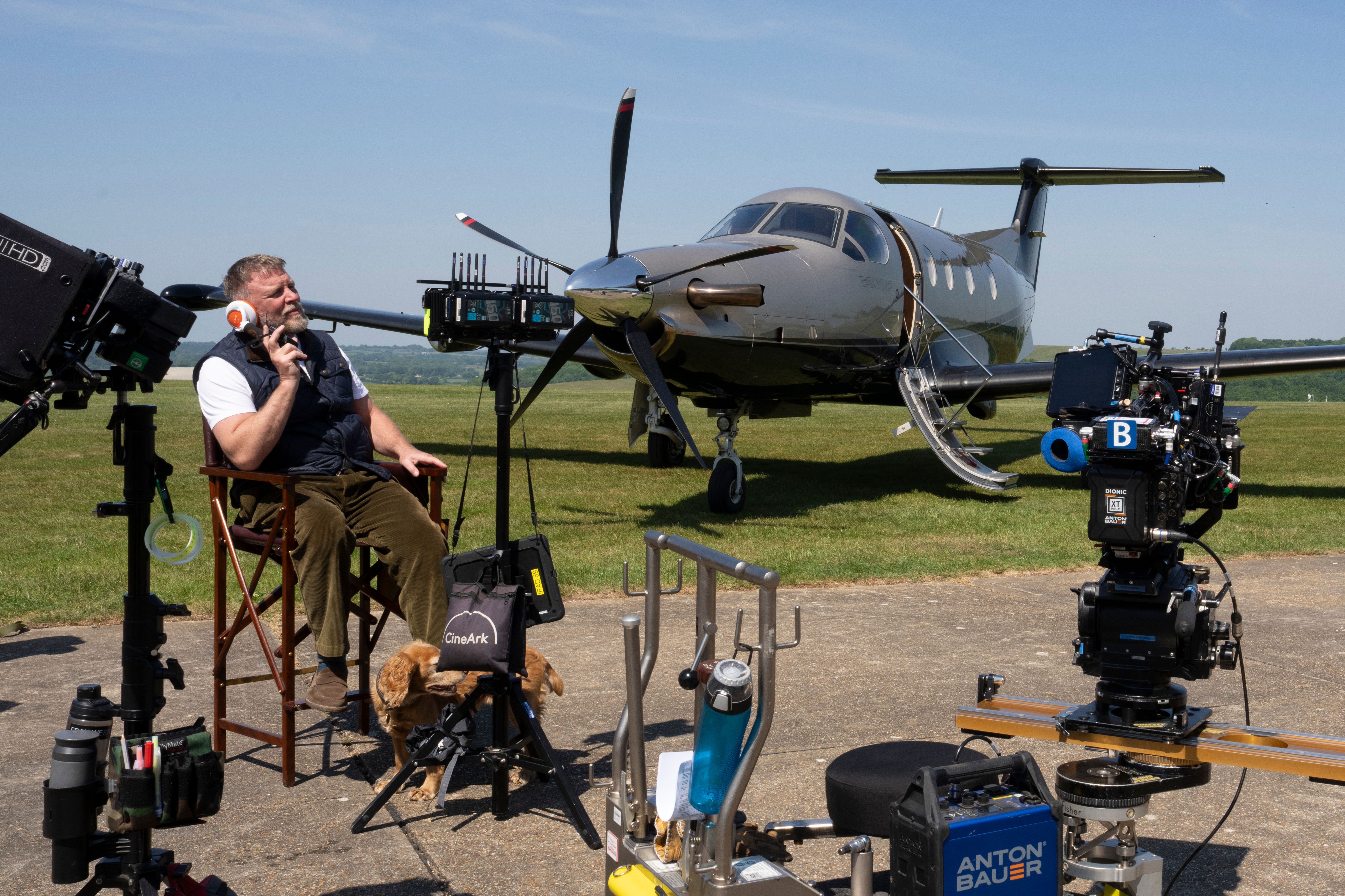 Guy Ritchie en el set de la segunda temporada de The Gentlemen con un avión al fondo