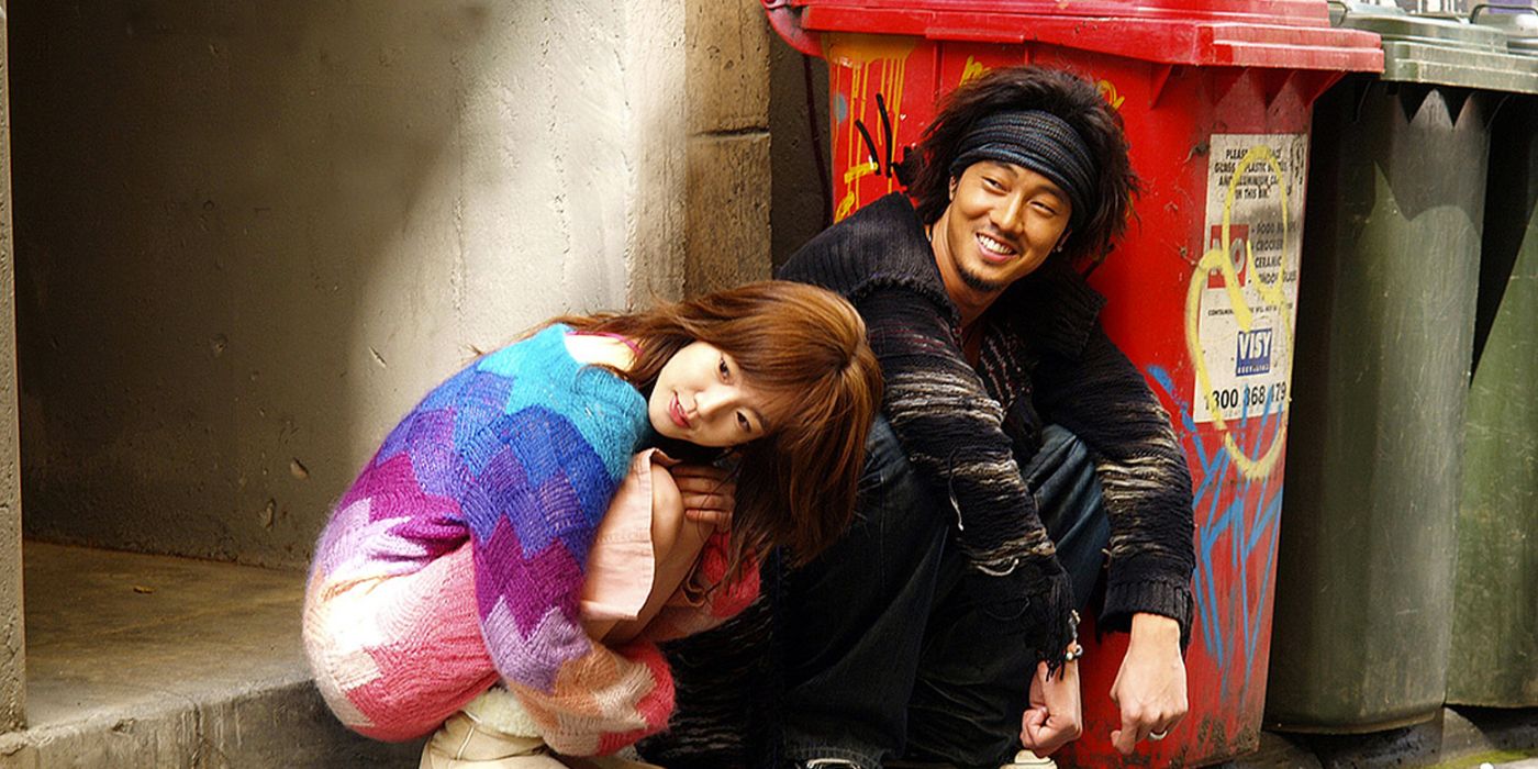 So Ji-sub and Im Soo-jung in I'm Sorry, I Love You squatting in an alley and smiling