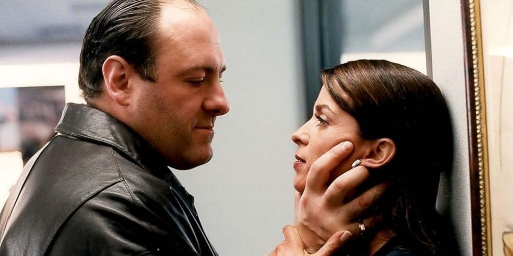 James Gandolfini segurando Annabella Sciorra pelo queixo contra uma parede no episódio de Sopranos Amour Fou