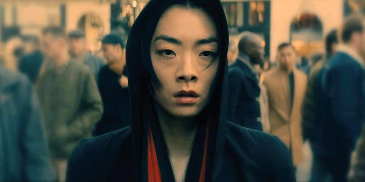 Akira caminha furtivamente com o capuz no final da sequência de créditos para John Wick 4